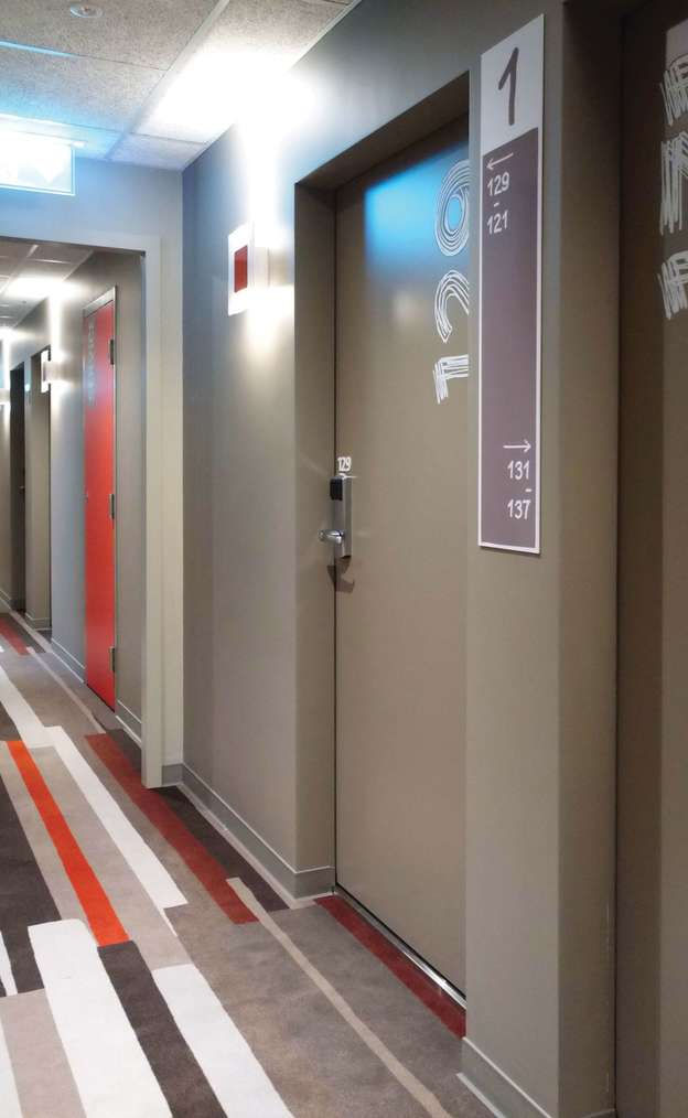 Porte de chambre d'hôtel EI30 Attastop+ avec lecteur de badges